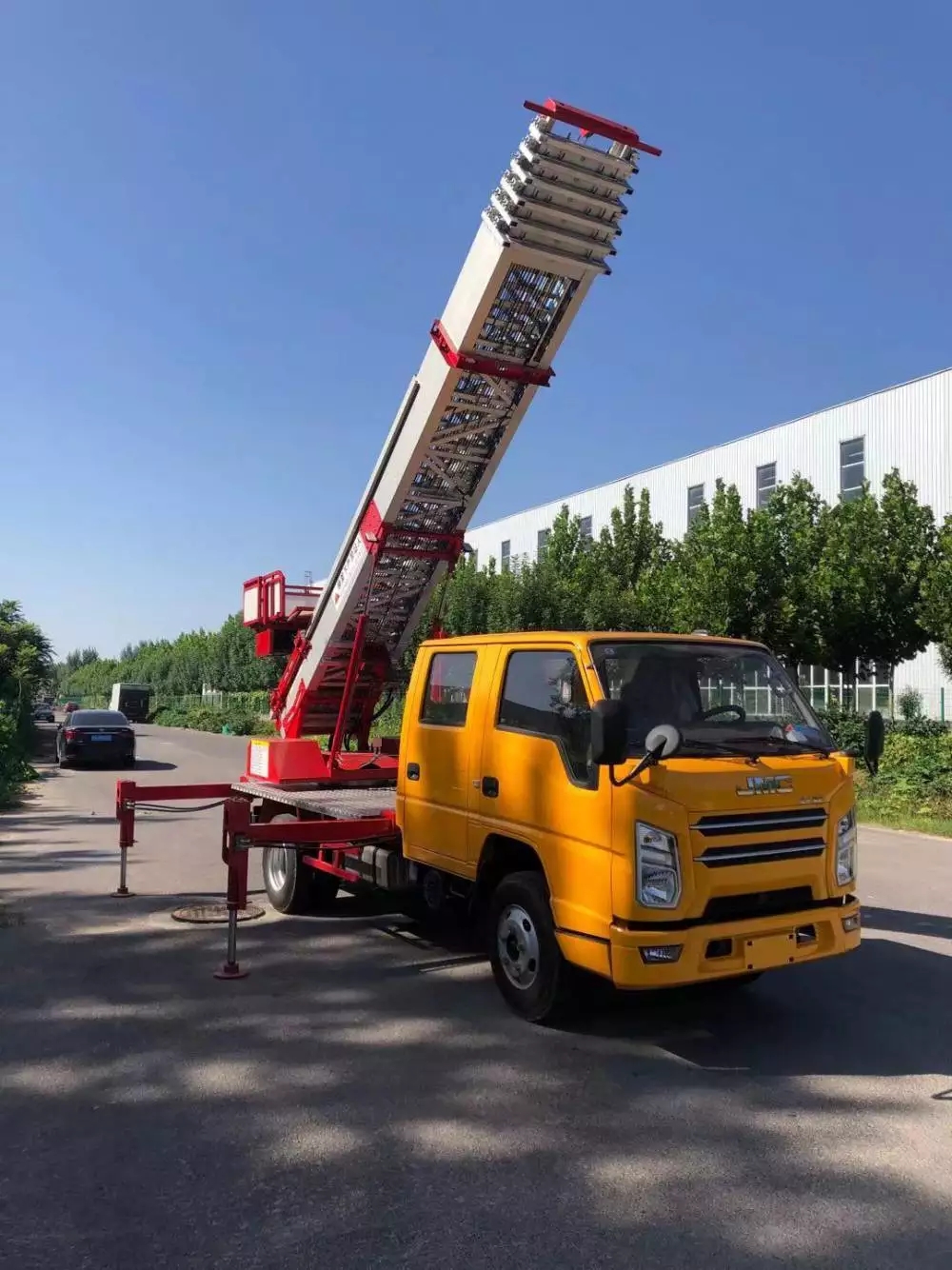 赣州附近的云梯车出租服务：轻松解决高空作业需求